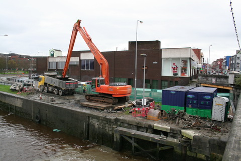 Dredging the sea lock chamber 8