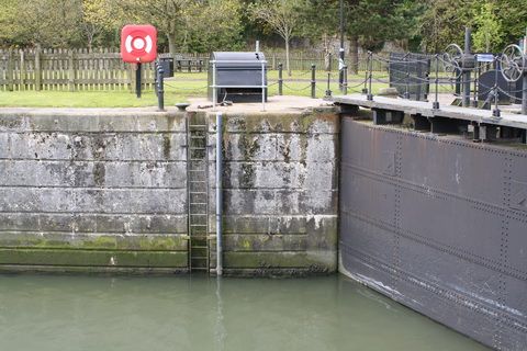 Lower west gate from below east_resize