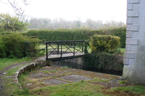 Semi-circular structure around sluice house 01_resize