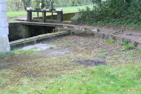 Semi-circular structure around sluice house 02_resize