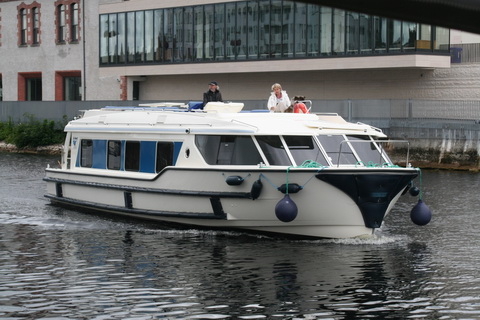 Enormous Le Boat vessel 02_resize