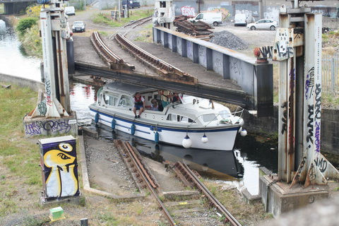 Cruiser goes through 06_resize