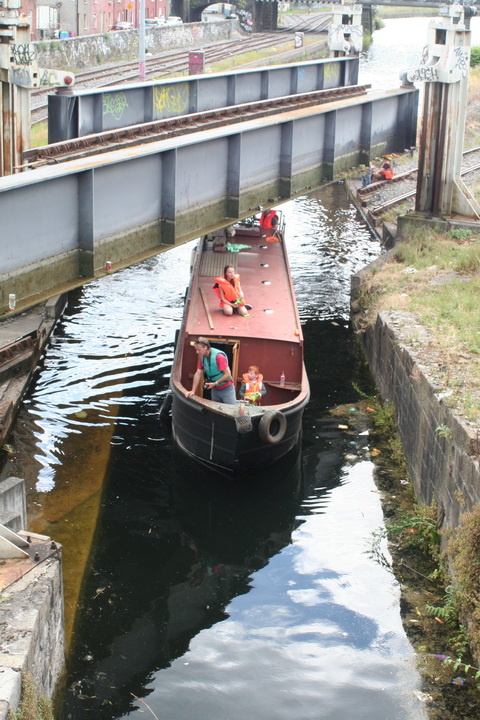 Steel boat goes through 12_resize