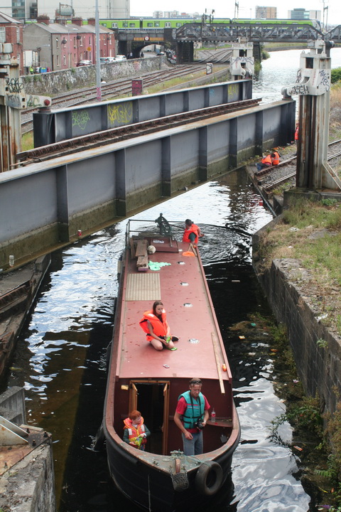 Steel boat goes through 20_resize