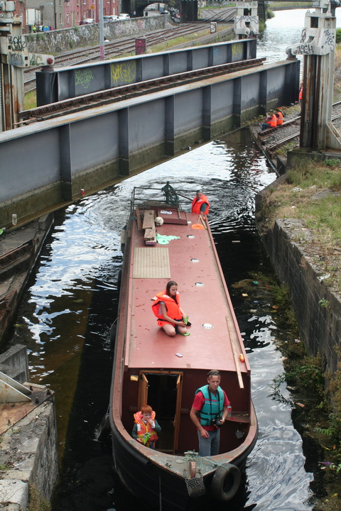 Steel boat goes through 22_resize
