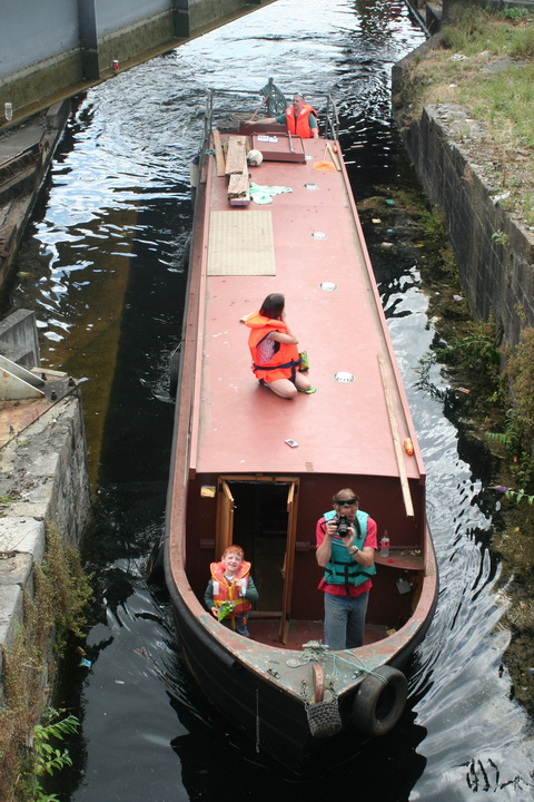 Steel boat goes through 25_resize