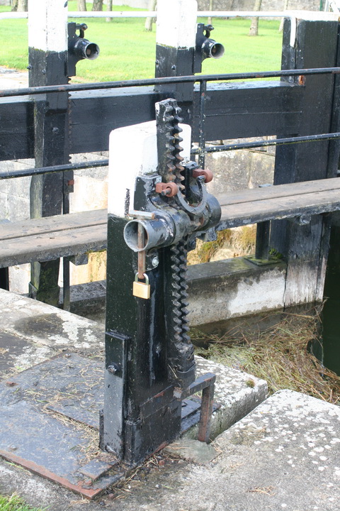 Land rack locked open at Lock 35_resize